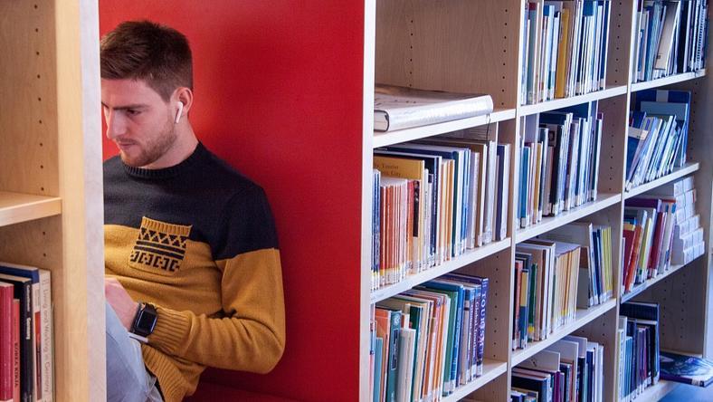 500万人小国,凭什么做到教育世界第一?(上)